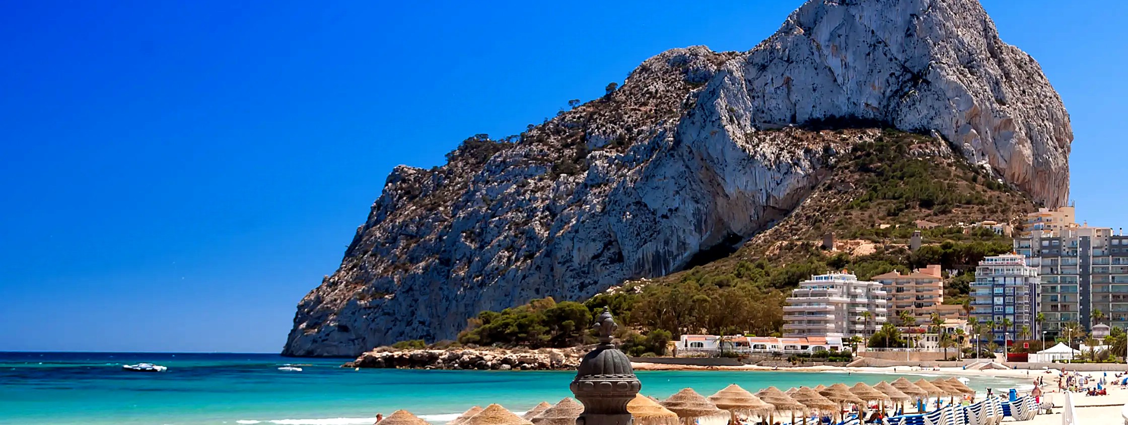El Peñón de Ifach y la playa de Calpe, junto a la clínica Salufit