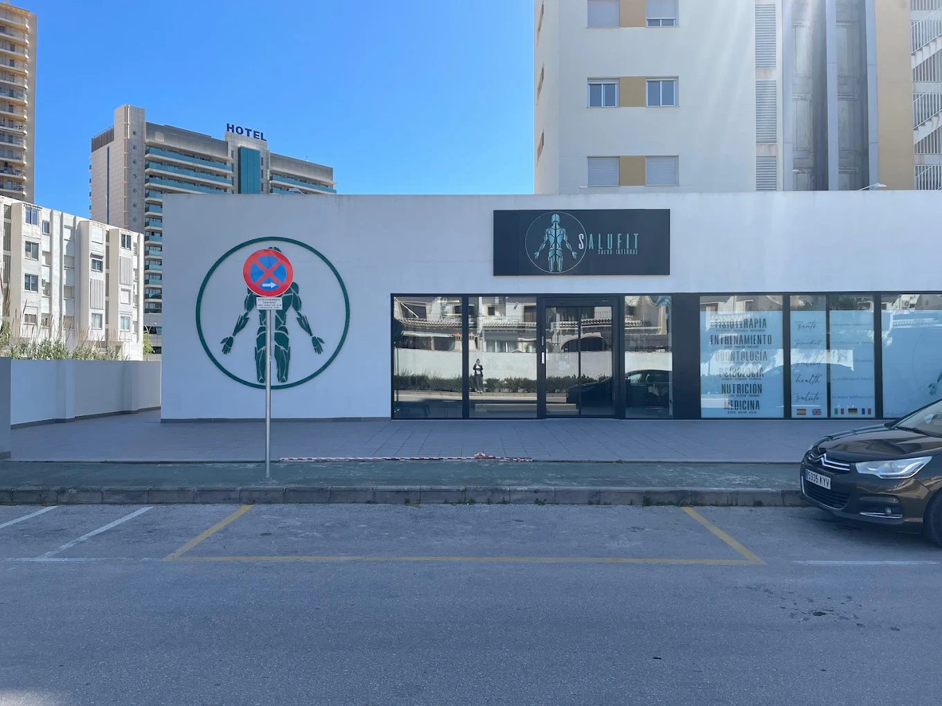 Plaza de carga y descarga sanitaria en la fachada de Salufit